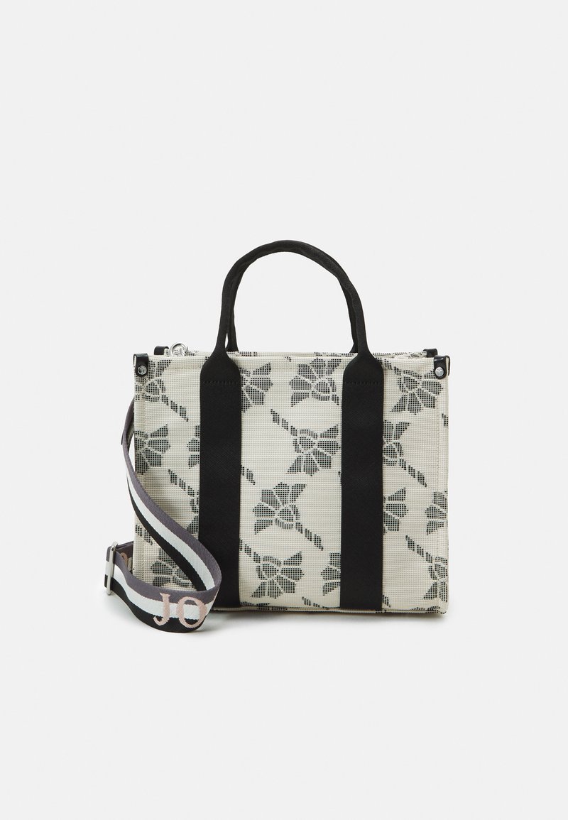 Sac fourre-tout en tissu texturé blanc avec motif floral noir. Doté de poignées courtes et d'une bandoulière réglable rayée. Fermeture zippée.