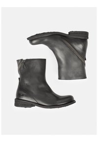 Botas de tobillo de cuero negro con un acabado suave, cremallera lateral, punta redonda y tacón bajo de madera. Presentan un logo de mariposa en el lado exterior.