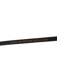 Mustad mustad prillid sileda tekstuuriga, UV400 kaitsega ning varrega, millel on kullavärvi kirjas "CAT.3 CE 069".