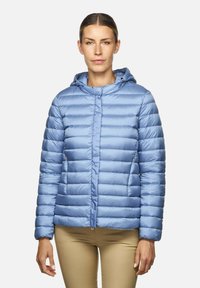 Giacca puffer blu chiaro con motivo a righe orizzontali, tasche laterali con zip e cappuccio con coulisse. Materiale liscio e lucido.