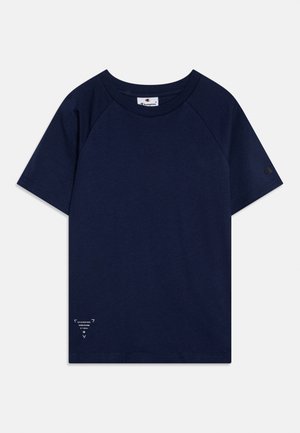 T-shirt de sport bleu marine à manches courtes avec encolure ronde, petit logo blanc près de l’ourlet et logo discret sur la manche gauche.