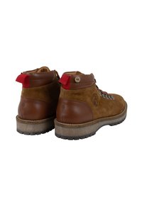 Bottes de randonnée en cuir suédé marron et en cuir avec des tirants rouges, des œillets en métal, des semelles épaisses et texturées, et des détails cousus, vues de l'arrière.