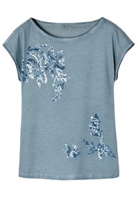 Jasnoniebieski top z krótkim rękawem ozdobiony kwiatowym wzorem z niebieskich i srebrnych cekinów. Miękka bawełniana tkanina o luźnym kroju.