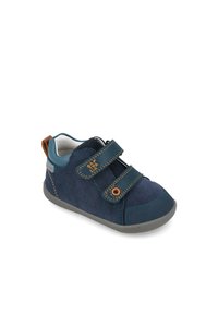 Zapatilla de ante azul con suela de goma gris, dos correas ajustables de velcro, costura de contraste y un acento marrón en el talón.