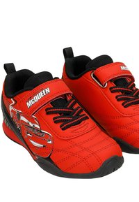 Baskets rouges et noires pour enfants avec Lightning McQueen de Cars, avec bandes Velcro et lacets noirs.