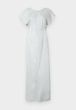 Világoskék ruha rövid ujjú, padlóig érő, sima textúrájú, egyszerű, kerek nyakkivágással. Egyenes sziluett jellemzi.