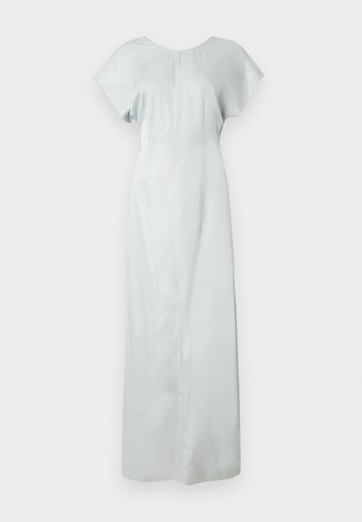 Svetlomodré šaty s krátkymi rukávmi, dĺžka po zem, hladký materiál a jednoduchý guľatý výstrih. Má priamy strih.