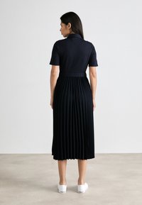Tommy Hilfiger MIX PLEATED DRESS - Kreklkleita - desert sky
