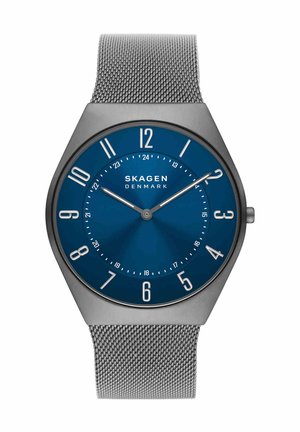 Skagen-Armbanduhr mit blauem Zifferblatt, silbernem Mesh-Armband, silbernen Stundenmarkierungen, Stunden- und Minutenzeigern, die 10:10:08 anzeigen.