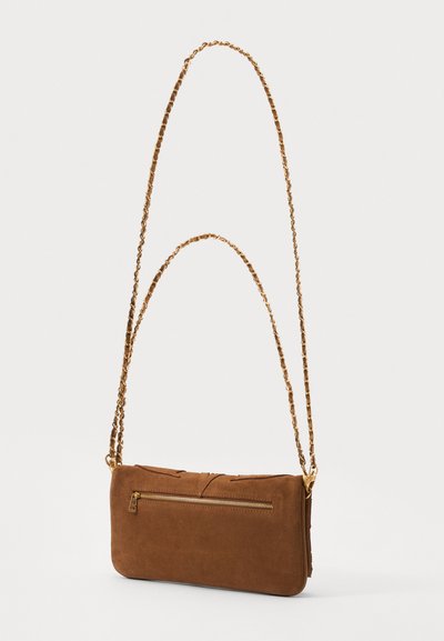 Brūns zamšs crossbody soma ar zelta ķēdes siksniņu, ar rāvējslēdzēju un mazu ārēju rāvējslēdzēja kabatu papildu uzglabāšanai.