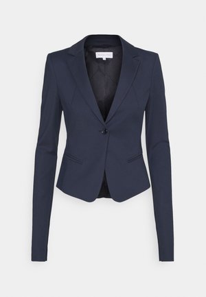 Blazer azul-marinho com um design ajustado, fecho de botão único, mangas longas e dois bolsos frontais. Tecido suave com um brilho subtil.