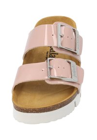 Infradito in patent rosa chiaro con due fibbie argentate regolabili, plantare in sughero e suola in gomma bianca. Fodera interna texturizzata.