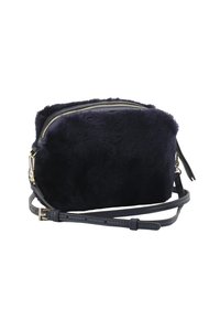 Marineblaue Kunstfell-Umhängetasche mit strukturiertem Oberflächenmaterial, Reißverschluss in Goldoptik und verstellbarem Ledertragegurt. Rechteckige Form mit abgerundeten Ecken.