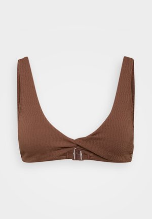 Brązowy bikini górny o teksturowanej powierzchni, z dekoltem w kształcie litery V i szerokimi ramiączkami. Posiada skręconą dekorację z przodu oraz zapięcie na plecach.