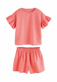 Koralle Pyjama-Set mit einem kurzärmeligen Oberteil mit Rüschenärmeln und Shorts mit elastischem Bund, beide aus strukturiertem Stoff gefertigt.
