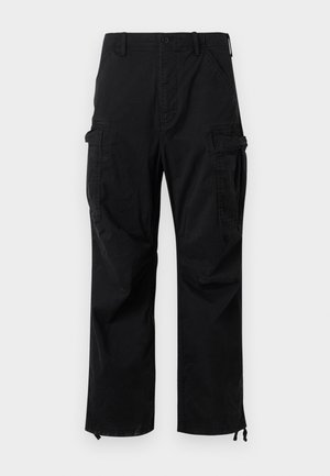 Pantaloni cargo neri con tasche frontali e laterali, chiusura con bottoni, passanti per cintura e lacci regolabili alla caviglia, mostrati distesi su uno sfondo bianco.