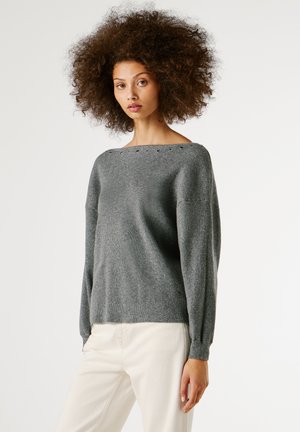 Pull en tricot gris avec un col bateau, texture côtelée et délicats œillets décoratifs le long du col. Coupe décontractée, manches longues.