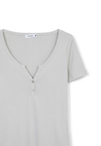 T-shirt in cotone grigio chiaro con scollatura a V, maniche corte e tre bottoni decorativi sul davanti. Texture morbida e design casual.
