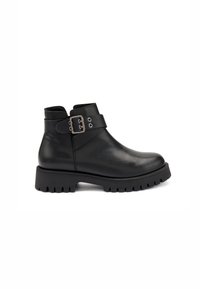 Botas de cuero negro hasta el tobillo con punta redondeada, suela de goma gruesa y una correa decorativa con hebilla. Textura suave sin patrón visible.