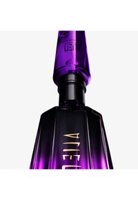Parfume flaske med sort og lilla gradient, gyldne bogstaver og sort låg, vist mod en ensfarvet hvid baggrund.