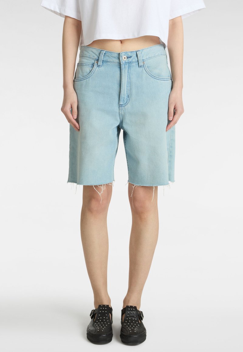 Vans SIRELLE CUT-OFF JORTS - Džínové kraťasy - light stonewash