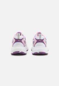 Sneakers bianchi e lavanda con tomaia in rete, colletto imbottito, cuciture a contrasto e suola in gomma testurizzata.