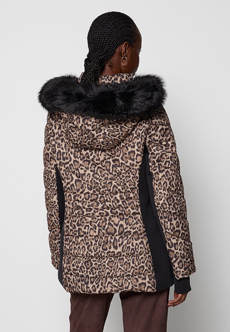 Puffermantel mit Leopardenmuster und einer Kapuze aus schwarzem Kunstfell, gestepptem Material und kontrastierenden schwarzen Seiten. Kapuzen-Design mit figurbetonter Silhouette.