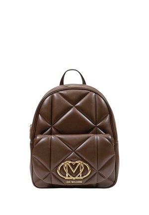 Sac à dos marron en similicuir matelassé avec une poche avant, logo Love Moschino doré et poignée supérieure sur fond blanc.