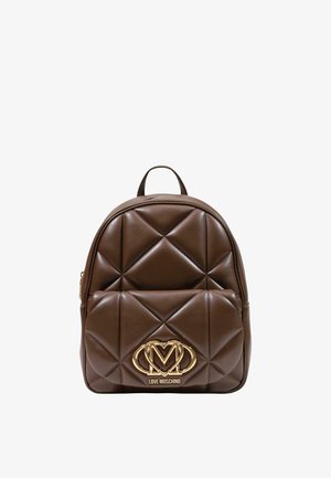 Sac à dos marron en similicuir matelassé avec une poche avant, logo Love Moschino doré et poignée supérieure sur fond blanc.