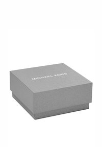 Caja de regalo rectangular gris con una superficie texturizada, con "MICHAEL KORS" escrito en blanco en la parte superior. Cerrada, con un diseño sin costuras.