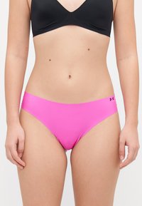 Rózsaszín, sima anyagból készült bikini alsó. Alacsony derékrésszel rendelkezik, és logó díszítések találhatók az oldalán.