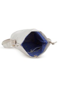 Borsa in tessuto grigia con un ampio interno caratterizzato da una fodera blu con un motivo ripetitivo. Include una tasca con zip e una tracolla regolabile.