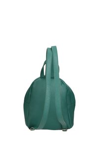 Zaino in cuoio verde acqua, forma arrotondata, doppie spalline, superficie texturizzata, design minimalista, con cerniera e dettagli in hardware dorato.