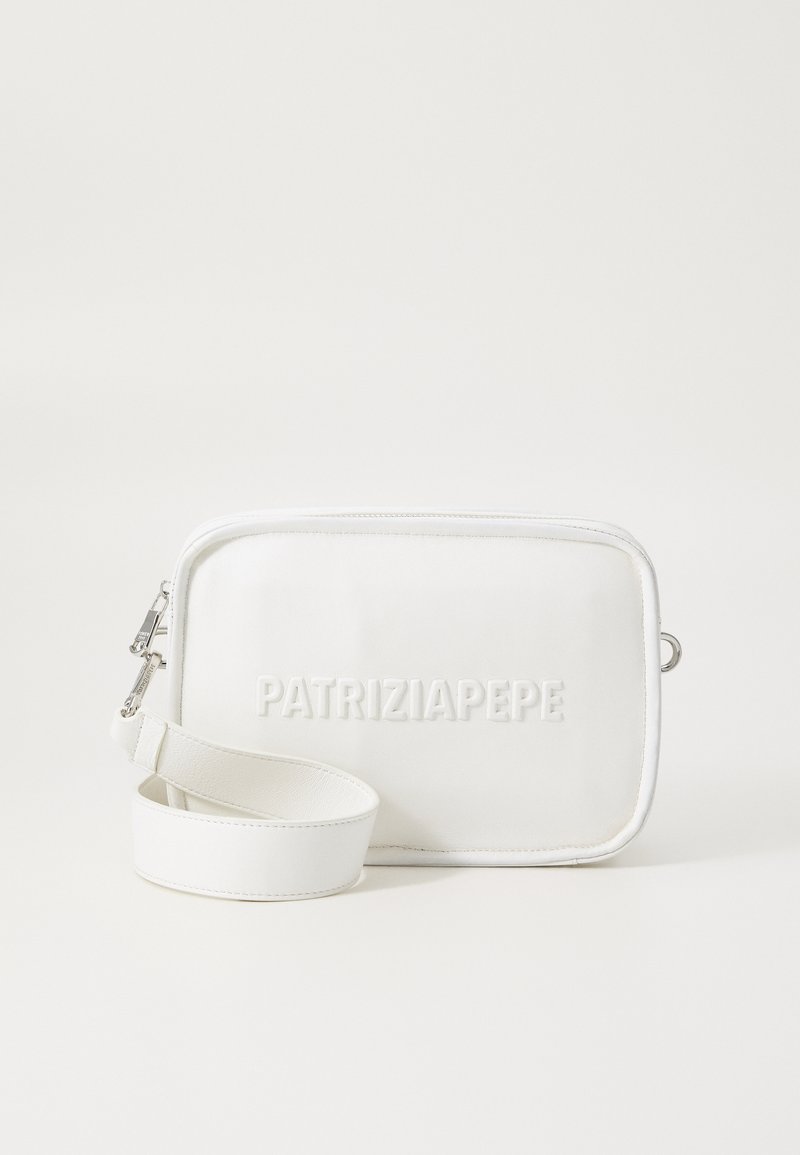 Bolso rectangular blanco hecho de material suave con el logotipo grabado "PATRIZIA PEPE", que cuenta con una correa de hombro plana y herrajes en plata.