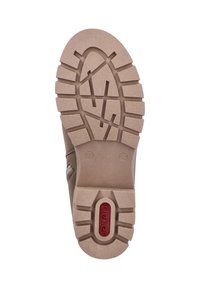 Suela marrón con patrones de surcos profundos y un logotipo rojo prominente. Material de goma duradero, diseñado para tracción y comodidad.