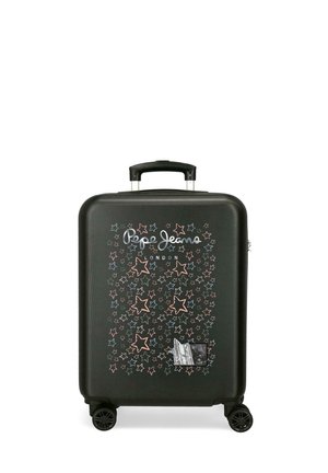 Maleta rígida negra con patrones de estrellas multicolores, logotipo "Pepe Jeans London", cuatro ruedas y asa telescópica extendida.