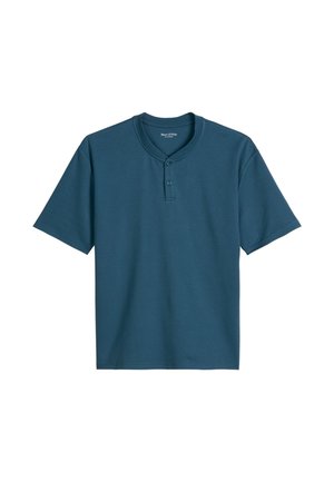 Chemise Henley à manches courtes de couleur bleu sarcelle foncé avec deux boutons et un col rond sur fond blanc.