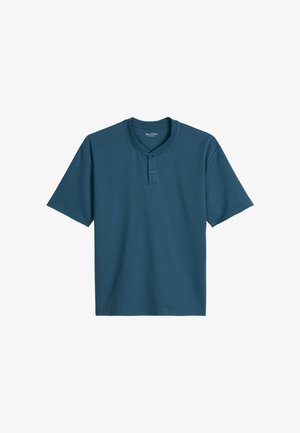 Chemise Henley à manches courtes de couleur bleu sarcelle foncé avec deux boutons et un col rond sur fond blanc.