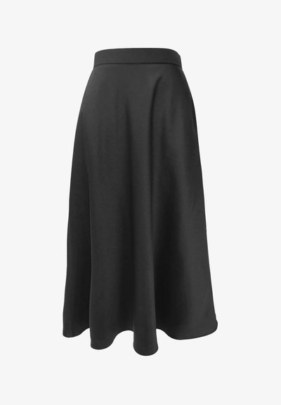 Melnā A-formas svārki no gludas auduma, ar augstu jostasvietu, izplestiem maliem un ceļgala garuma apakšmalu bez redzamām rakstām vai akcentiem.