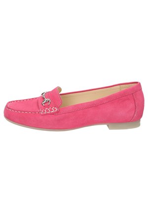 Rosa Wildleder-Loafer mit einem silbernen Akzent an der Vorderseite, genähten Details entlang der Kanten und einer niedrigen, flachen Gummisohle.