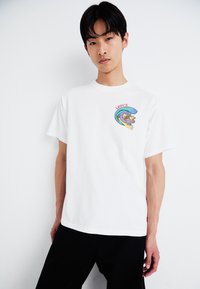 Levi's® VINTAGE FIT GRAPHIC - Print T-shirt - white