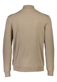 Beige neulepaita, jossa on korkea kaulus, pitkät hihat sekä ribbireunat hihoissa ja helmassa. Sileä pinta ja hienovaraiset ompeluyksityiskohdat.