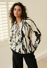 Next WITH HARDWEAR BUTTONS  - Nööpidega pluus - monochrome abstract print