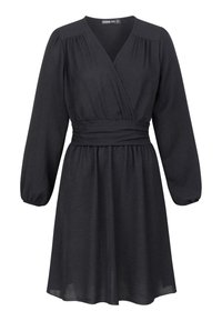 Vestido negro de manga larga con diseño envolvente, escote en V, cintura ceñida con cinturón y detalles fruncidos en los hombros; tejido suave con falda fluida.