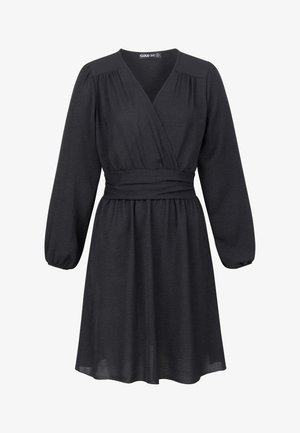 Zwarte jurk met lange mouwen, een wikkelontwerp, V-hals, ceintuur in de taille en geplooide details op de schouders; zachte stof met een vloeiende rok.