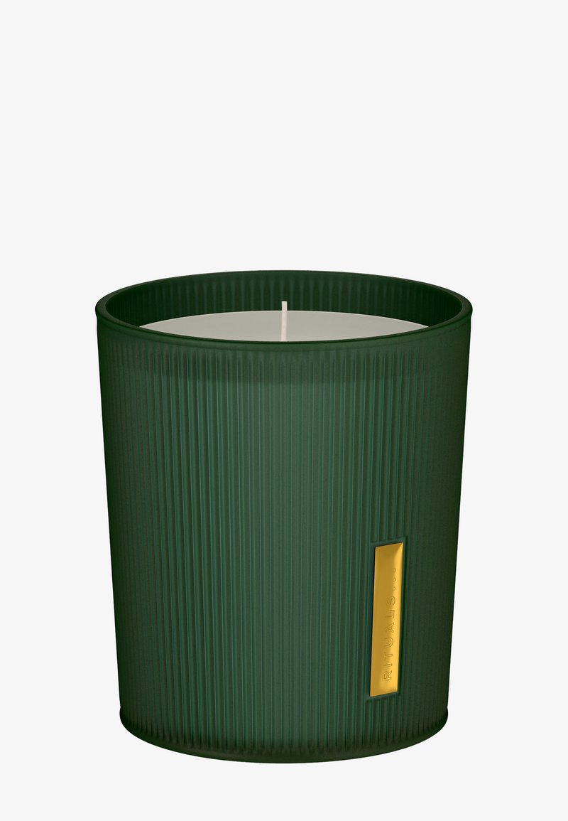 Groene, geribbelde kaarsenhouder van keramiek met een contrasterend gouden label. Bevat een witte kaarswas en een gecentreerde lont.