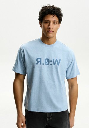 SHORT SLEEVE WITH FLOCKED SLOGAN - Print T-shirt - light blue
