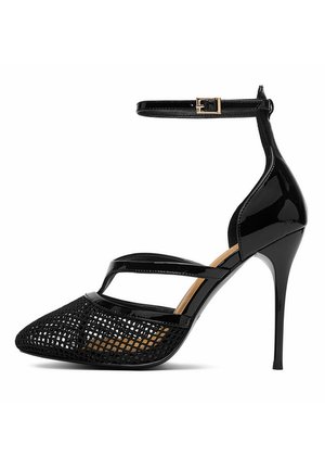 Schwarze Sandalette mit Absatz, spitz zulaufender Spitze, Netzfront, Knöchelriemen mit Schnalle und zwei horizontalen Riemen über dem Fuß.