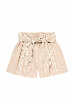 Short beige taille haute avec des rayures blanches verticales, une taille élastique et une ceinture en tissu assortie nouée en nœud à l'avant.