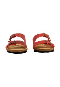 Sandali in pelle rossa con due fibbie regolabili, soletta in sughero e suola in gomma nera, caratterizzati da un design open-toe.